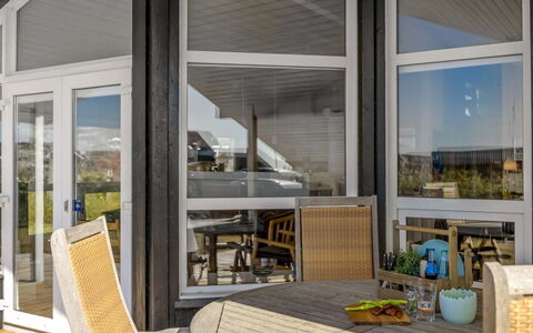 Söhnke - 400M from the Sea: Træ, Møbel, Indretning, Stol, Glas, Skygge, Udendørs Møbler, Veranda, Hårdttræ, Bejdse