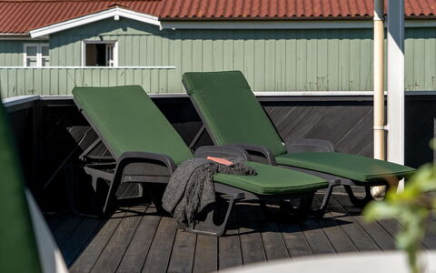 Ralf - 300M from the Sea: Bygning, Hus, Træ, Hjem, Tag, Sommerhus, Boligområde, Busk, Arkitektur