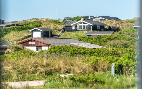 Ralf - 300M from the Sea: Svømmepøl, Udendørs Møbler, Møbel, Udvej, Flise, Eco Hotel, Skygge, Stol, Fritid, Estate