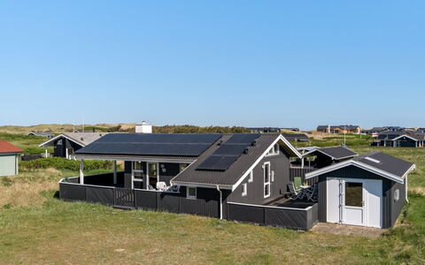 Ralf - 300M from the Sea: Svømmepøl, Udendørs Møbler, Møbel, Udvej, Flise, Eco Hotel, Skygge, Stol, Fritid, Estate