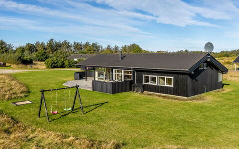 Asol - 650M from the Sea: Bygning, Hus, Vindue, Hjem, Tag, Boligområde, Busk, Sommerhus, Land Lot