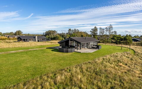 Asol - 650M from the Sea: Bygning, Hus, Vindue, Hjem, Tag, Boligområde, Busk, Sommerhus, Land Lot
