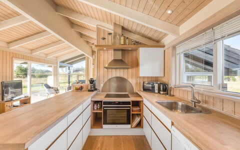 Asol - 650M from the Sea: Træ, Gulvbelægning, Indretning, Loft, Køkken, Etage, Countertop, Hårdttræ, Cabinetry, Bejdse