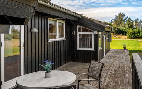 Asol - 650M from the Sea: Træ, Hjem, Hus, Tag, Arkitektur, Sommerhus, Veranda, Sidespor, Dør, Planke