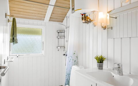 Aleksia - 1Km from the Sea: Sanitærarmatur, Indretning, Loft, Badeværelse, Tap, Lysarmatur, Belysning, Håndvask, Vvs, Værelse