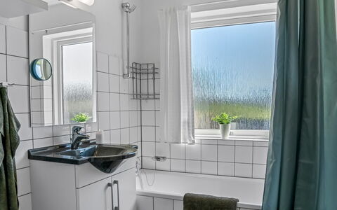 Nayeli - 275M from the Sea: Sanitærarmatur, Indretning, Gulvbelægning, Tap, Håndvask, Etage, Vvs, Badeværelse, Gardin, Værelse