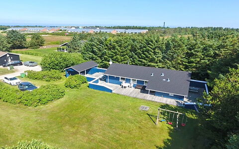 Sari - 600M from the Sea: Svømmepøl, Udendørs Møbler, Møbel, Udvej, Flise, Eco Hotel, Skygge, Stol, Fritid, Estate
