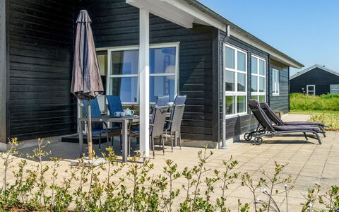Sinica - 1.4Km from the Sea: Træ, Gulvbelægning, Indretning, Etage, Møbel, Trægulve, Værelse, Loft, Bejdse, Hårdttræ