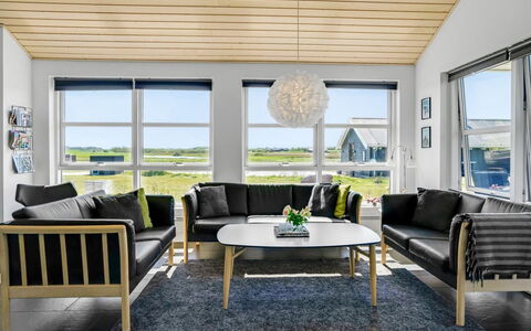 Sinica - 1.4Km from the Sea: Møbel, Træ, Gulvbelægning, Indretning, Stue, Couch, Etage, Hjem, Trægulve