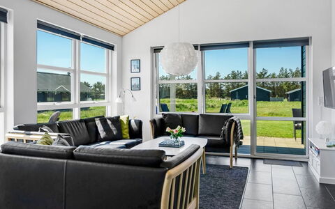 Sinica - 1.4Km from the Sea: Indretning, Gulvbelægning, Couch, Loft, Møbel, Stue, Etage, Belysning, Hjem