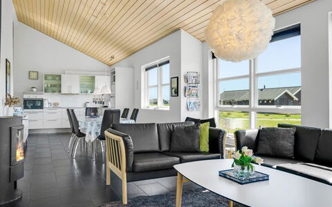 Sinica - 1.4Km from the Sea: Indretning, Møbel, Gulvbelægning, Loft, Couch, Træ, Etage, Stue, Lysarmatur, Hjem
