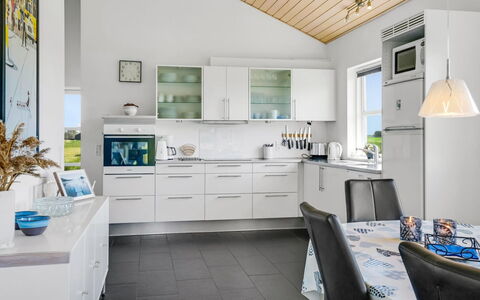 Sinica - 1.4Km from the Sea: Køkken, Countertop, Indretning, Gulvbelægning, Møbel, Køkken Apparat, Cabinetry, Loft, Større Bandage, Etage