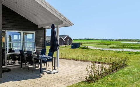 Sinica - 1.4Km from the Sea: Sommerhus, Skygge, Kyst, Udendørs Møbler, Udvej, Stol, Walkway, Planke, Veranda, Sidespor