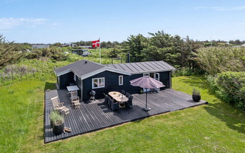 Marit - 150M from the Sea: Træ, Gulvbelægning, Indretning, Etage, Møbel, Trægulve, Værelse, Loft, Bejdse, Hårdttræ