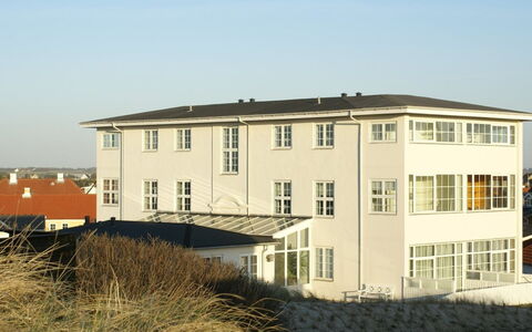 Asa - 75M from the Sea: Vindue, Facade, Boligområde, Hjem, Kompositmateriale, Skydevindue, Estate, Sidespor, Dagslys