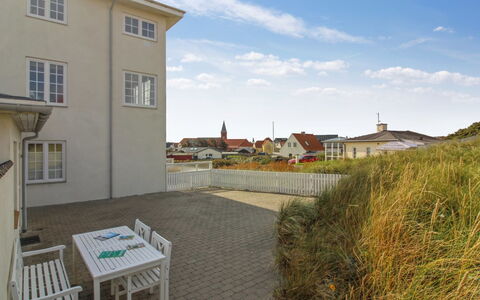 Asa - 75M from the Sea: Vindue, Facade, Boligområde, Hjem, Kompositmateriale, Skydevindue, Estate, Sidespor, Dagslys