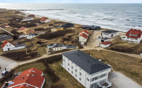 Asa - 75M from the Sea: Vindue, Facade, Boligområde, Hjem, Kompositmateriale, Skydevindue, Estate, Sidespor, Dagslys