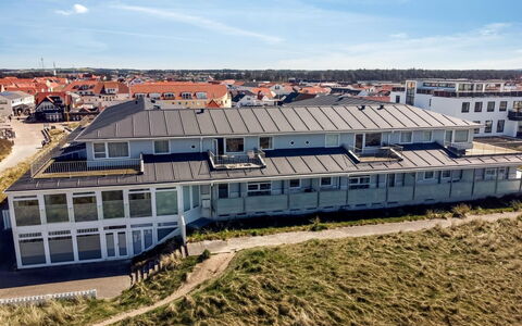 Britta - 100M from the Sea: Sommerhus, Have, Sidespor, Garden Bygninger, Skygge, Gård, Backyard, Lawn, Stuehus, Landscaping