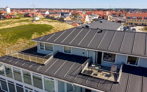Britta - 100M from the Sea: Træ, Hus, Sommerhus, Hjem, Tag, Landdistrikt, Sidespor, Bjælkehytte, Garden Bygninger, Hårdttræ