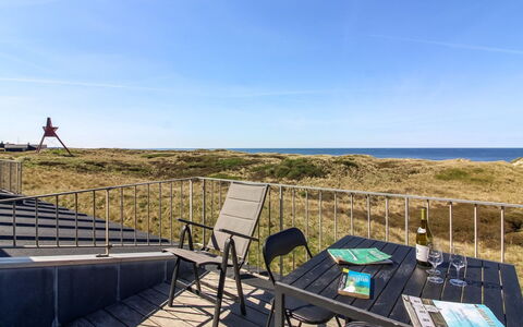 Britta - 100M from the Sea: Træ, Hus, Sommerhus, Hjem, Tag, Landdistrikt, Sidespor, Bjælkehytte, Garden Bygninger, Hårdttræ