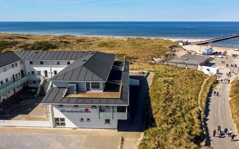 Britta - 100M from the Sea: Træ, Hus, Sommerhus, Hjem, Tag, Landdistrikt, Sidespor, Bjælkehytte, Garden Bygninger, Hårdttræ
