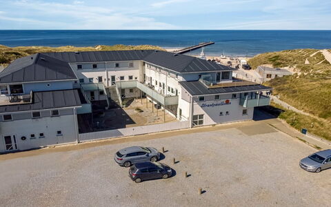 Britta - 100M from the Sea: Træ, Hus, Sommerhus, Hjem, Tag, Landdistrikt, Sidespor, Bjælkehytte, Garden Bygninger, Hårdttræ