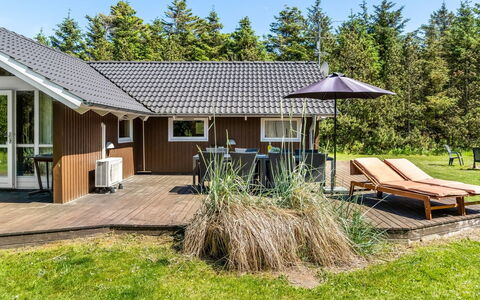 Gottfrede - 600M from the Sea: Møbel, Bord, Udendørs Møbler, Udendørs Bord, Stol, Bejdse, Skygge, Backyard, Sommerhus, Køkken & Spisebord