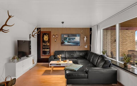 Urho - 500M from the Sea: Indretning, Væg, Couch, Gulvbelægning, Møbel, Træ, Etage, Loft, Stue, Hjem