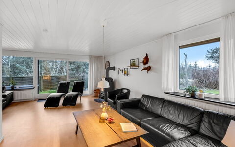 Urho - 500M from the Sea: Indretning, Gulvbelægning, Couch, Træ, Loft, Etage, Stue, Møbel, Trægulve, Hjem