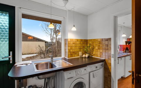 Urho - 500M from the Sea: Træ, Større Bandage, Køkken, Countertop, Indretning, Gulvbelægning, Køkken Apparat, Sanitærarmatur, Tap, Loft