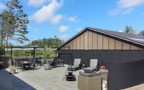 Urho - 500M from the Sea: Skygge, Kompositmateriale, Udendørs Møbler, Gårdsplads, Have, Beton, Stol, Gård, Landscaping, Gårdhave