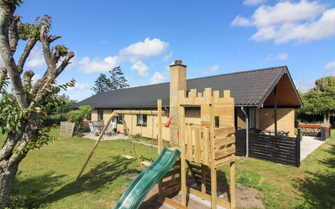Urho - 500M from the Sea: Skygge, Have, Backyard, Sommerhus, Lawn, Gård, Garden Bygninger, Landscaping, Legetøjsrutsjebane, Design