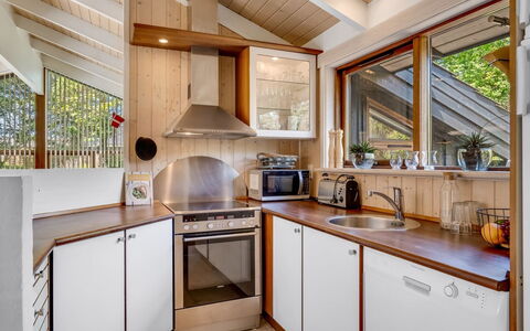 Paulette - 450M from the Sea: Køkken, Indretning, Countertop, Træ, Køkken Apparat, Større Bandage, Loft, Gulvbelægning, Møbel, Cabinetry