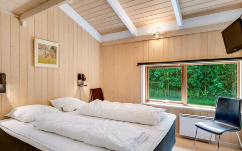 Paulette - 450M from the Sea: Soveværelse, Træ, Indretning, Seng, Loft, Sengetøj, Sengetøj, Gulvbelægning, Etage, Møbel