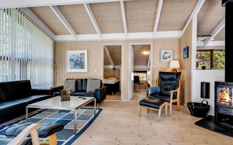 Paulette - 450M from the Sea: Indretning, Træ, Møbel, Loft, Couch, Stue, Hjem, Etage, Gulvbelægning, Værelse