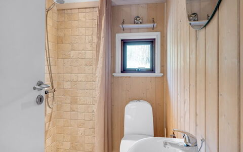 Paulette - 450M from the Sea: Væg, Træ, Gulvbelægning, Etage, Sanitærarmatur, Indretning, Loft, Værelse, Toilet, Badeværelse