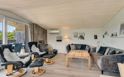 Tonja - 300M from the Sea: Bygning, Hus, Vindue, Hjem, Tag, Boligområde, Busk, Sommerhus, Land Lot