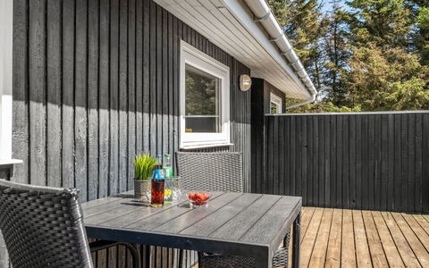 Tonja - 300M from the Sea: Bygning, Hus, Vindue, Hjem, Tag, Boligområde, Busk, Sommerhus, Land Lot