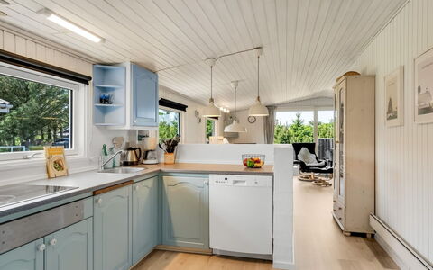 Tonja - 300M from the Sea: Bygning, Hus, Vindue, Hjem, Tag, Boligområde, Busk, Sommerhus, Land Lot