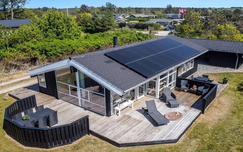 Elvan - 450M from the Sea: Møbel, Træ, Indretning, Gulvbelægning, Etage, Stol, Værelse, Loft, Stue, Lejlighed