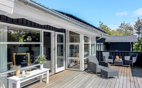 Elvan - 450M from the Sea: Møbel, Træ, Indretning, Gulvbelægning, Etage, Stol, Værelse, Loft, Stue, Lejlighed