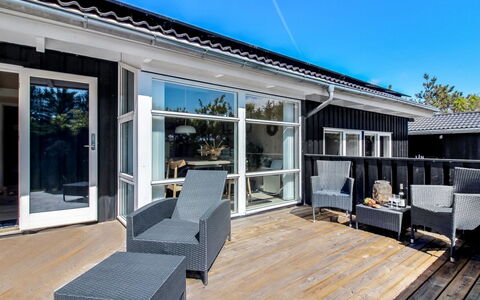 Elvan - 450M from the Sea: Møbel, Træ, Indretning, Gulvbelægning, Etage, Stol, Værelse, Loft, Stue, Lejlighed