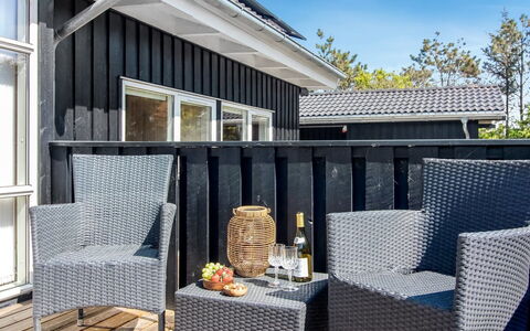 Elvan - 450M from the Sea: Møbel, Træ, Indretning, Gulvbelægning, Etage, Stol, Værelse, Loft, Stue, Lejlighed