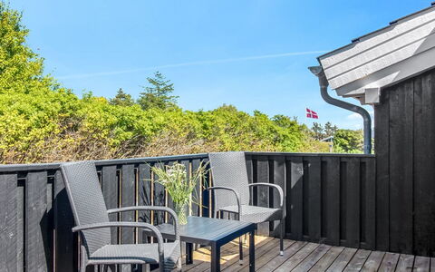 Elvan - 450M from the Sea: Møbel, Træ, Indretning, Gulvbelægning, Etage, Stol, Værelse, Loft, Stue, Lejlighed