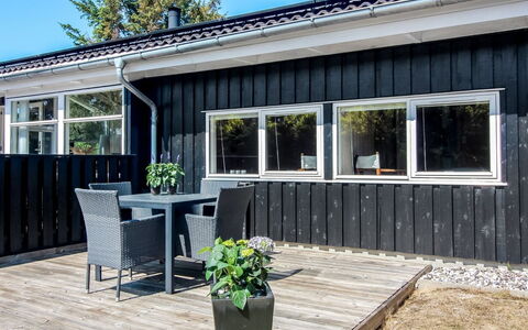 Elvan - 450M from the Sea: Bygning, Hus, Træ, Hjem, Tag, Sommerhus, Boligområde, Busk, Arkitektur