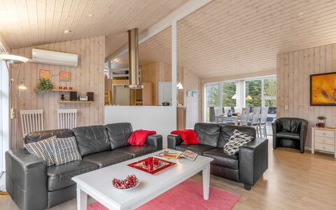 Beeke - 1.4Km from the Sea: Træ, Hjem, Møbel, Loft, Stue, Sommerhus, Hårdttræ, Couch, Bejdse