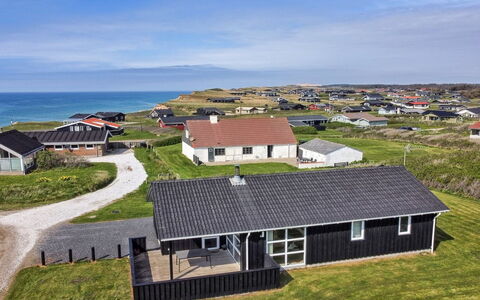 Eyvin - 100M from the Sea: Boligområde, Tag, Forstad, Indkørsel, Estate, Skorsten