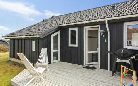 Eyvin - 100M from the Sea: Loft, Gulvbelægning, Indretning, Etage, Kompositmateriale, Møbel, Udvej, Hotel, Design, Dagslys