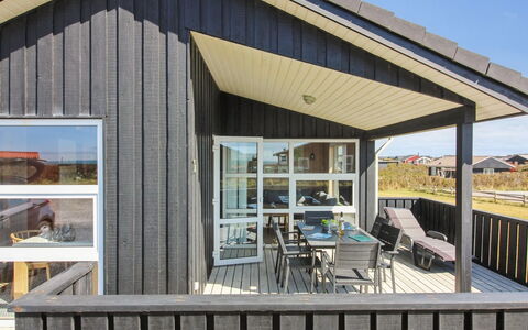 Eyvin - 100M from the Sea: Loft, Gulvbelægning, Indretning, Etage, Kompositmateriale, Møbel, Udvej, Hotel, Design, Dagslys