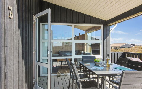 Eyvin - 100M from the Sea: Loft, Gulvbelægning, Indretning, Etage, Kompositmateriale, Møbel, Udvej, Hotel, Design, Dagslys